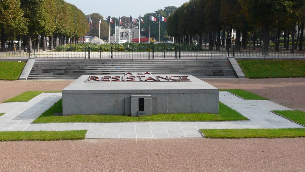 Reims: Monuments aux martyrs de la résistance, au fond monument aux morts., Реймс