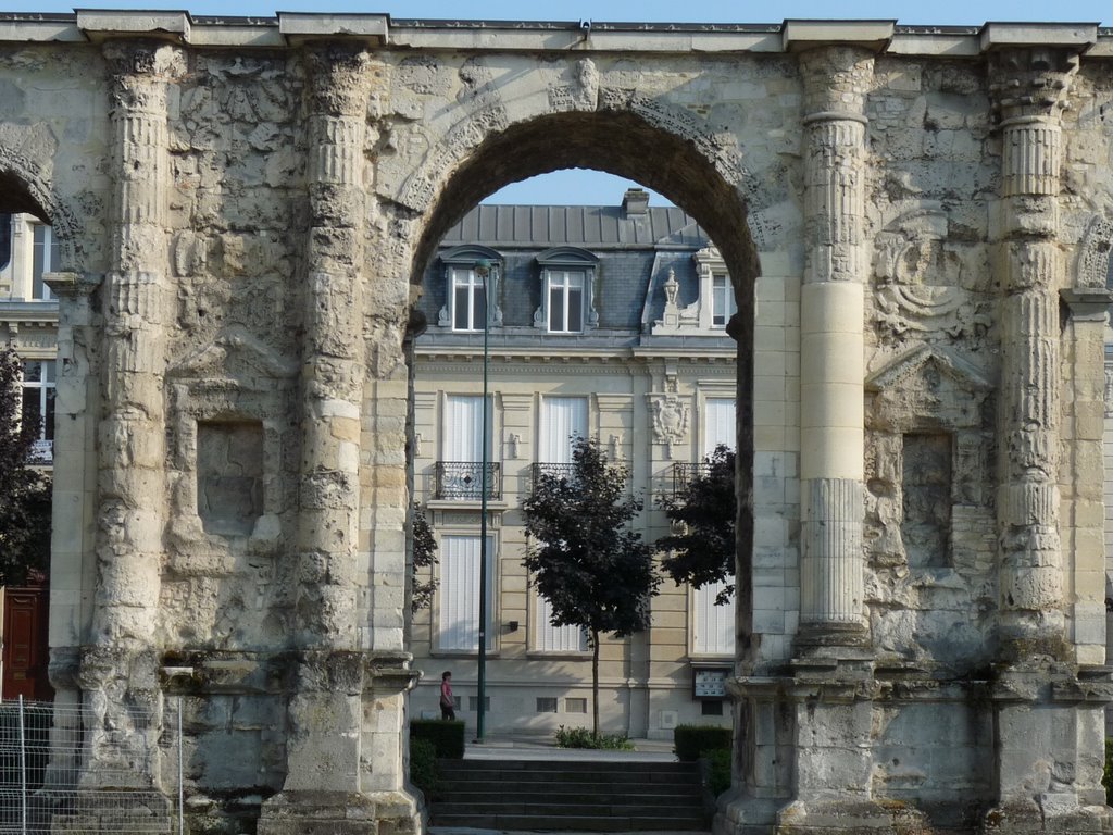 La porte de Mars (dates from the third century AD, and was the widest Arch in the Roman World) in Reims, Реймс