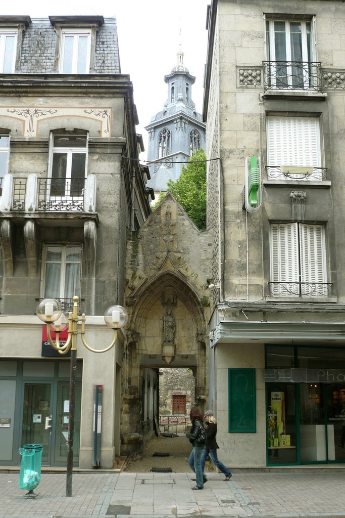Reims, Rue de Vesle, passage Saint-Jacques et eglise Saint-James, Реймс