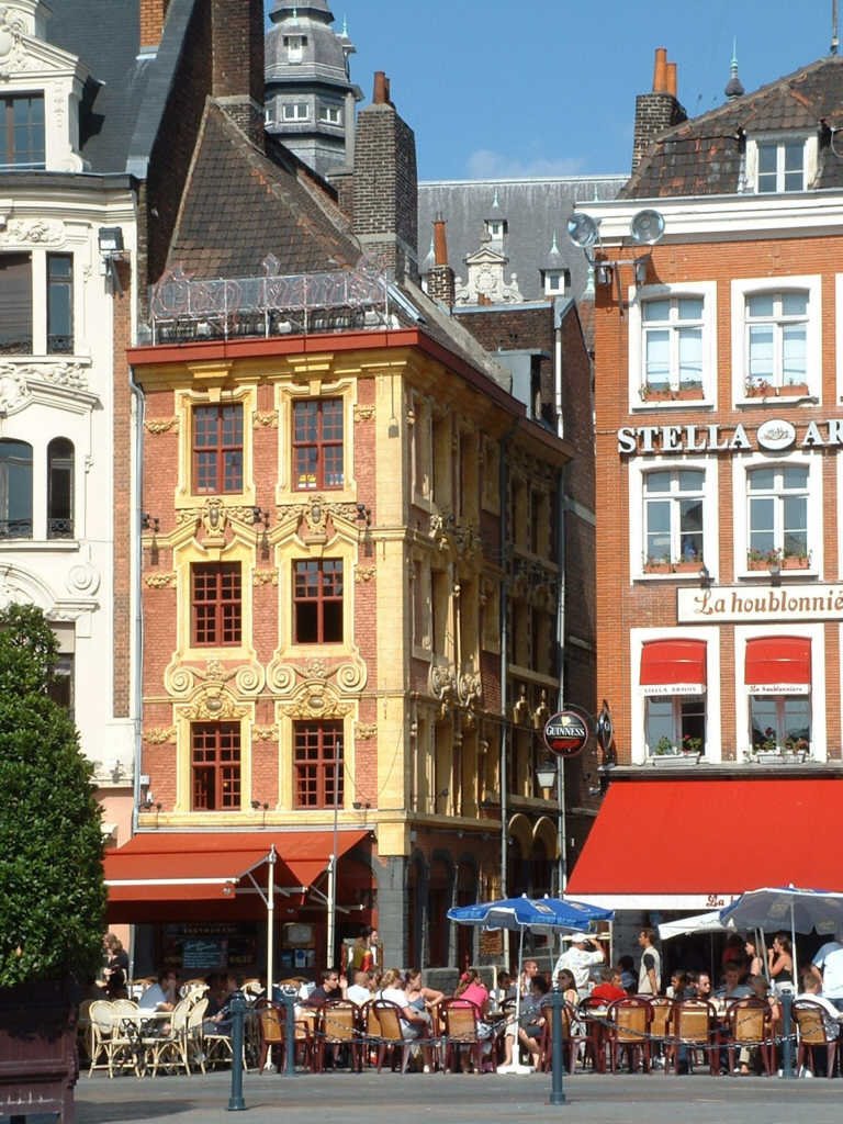 France, Lille la place du Général de Gaulle en jaune le Coq Hardi, Лилль