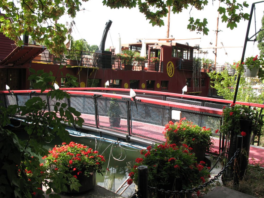 Wohnen auf dem Hausboot in Paris an der Seine, Булонь-Билланкур