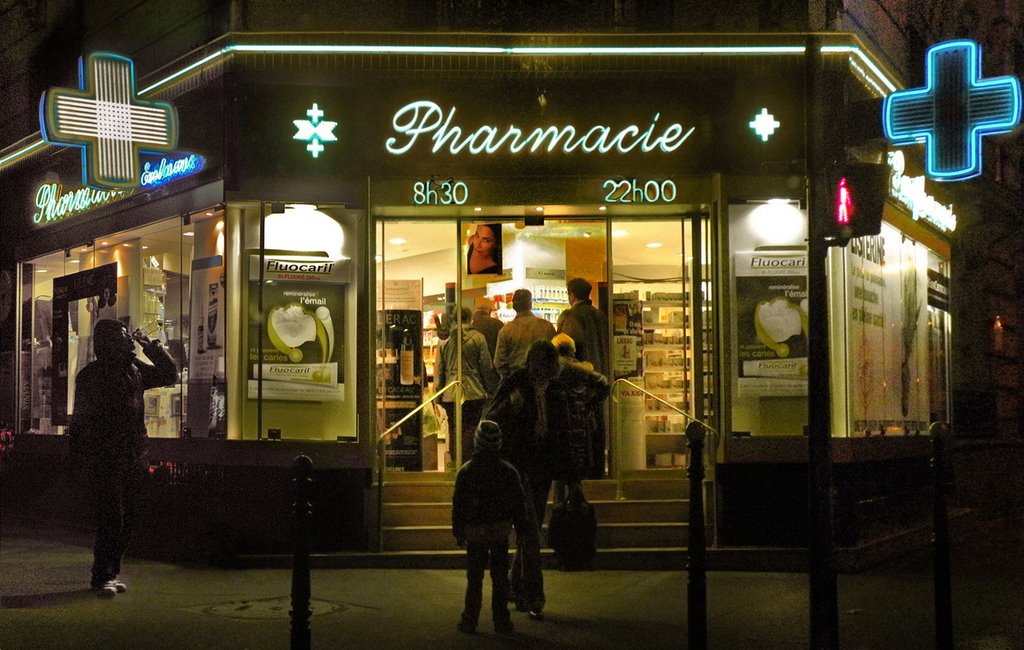 ♫ The  restless night : queues at the pharmacy ♫ La notte che inquieta: code in farmacia., Булонь-Билланкур