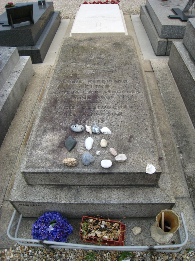 Tomb of Louis ferdinand Celine, one of the most important writer of the 20th century.Tombe de Louis Ferdinand Celine, lun des ecrivains majeur du 20 ème siècle., Исси-ле-Мулино