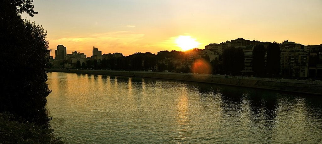 jolie aberration sphérique du soleil couchant sur la Seine, Левальлуи-Перре