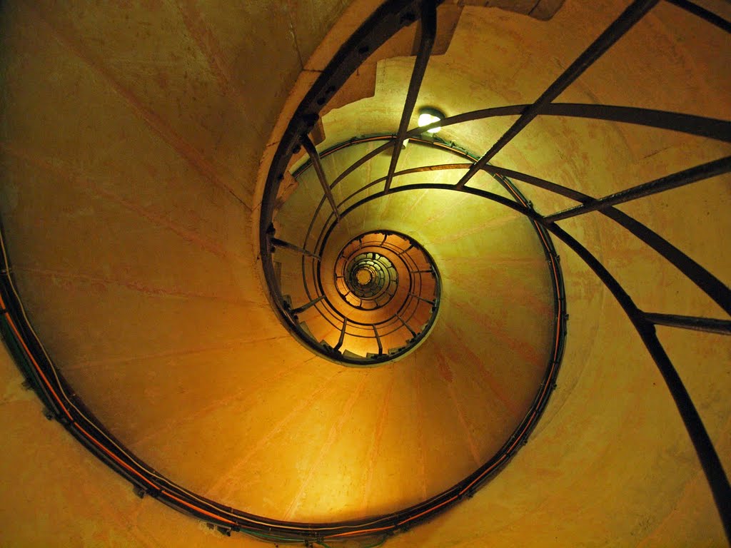 Look up the Spiral staircase of Arc de Triomphe, Левальлуи-Перре