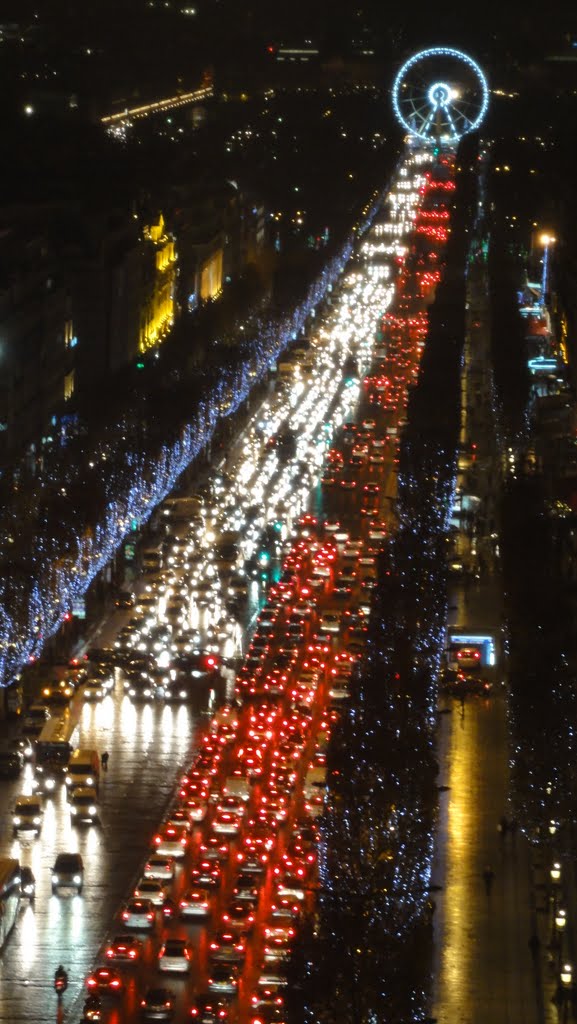 Visão noturna da Avenida Champs Elysees com decoração Natalina, no fundo roda gigante na Praça de Concorde - Paris - França - January Contest 2011, Левальлуи-Перре