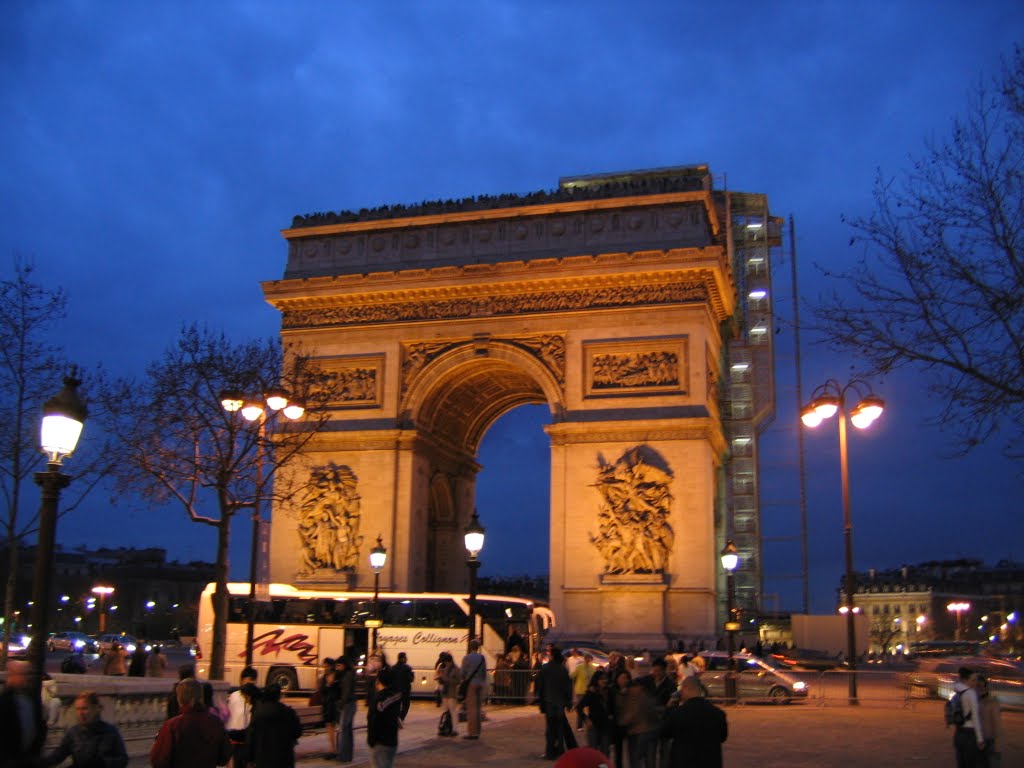 Arch de Triumph  Paris at night, Левальлуи-Перре
