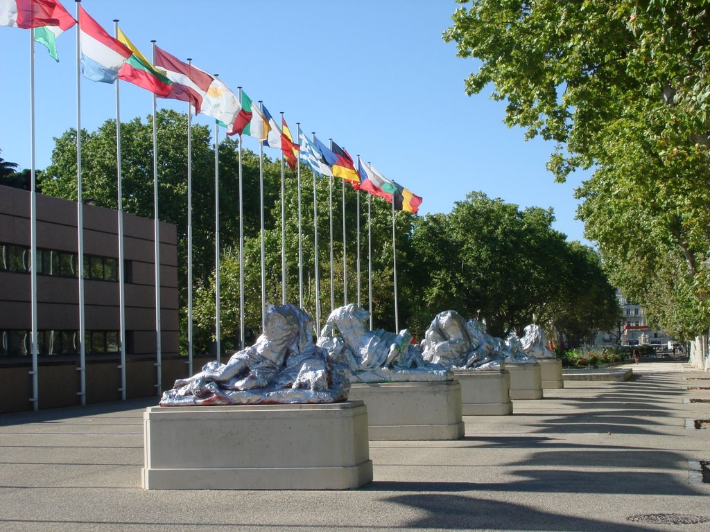 Statue e bandiere in Champ de Mars a Montpellier - Francia, Монпелье