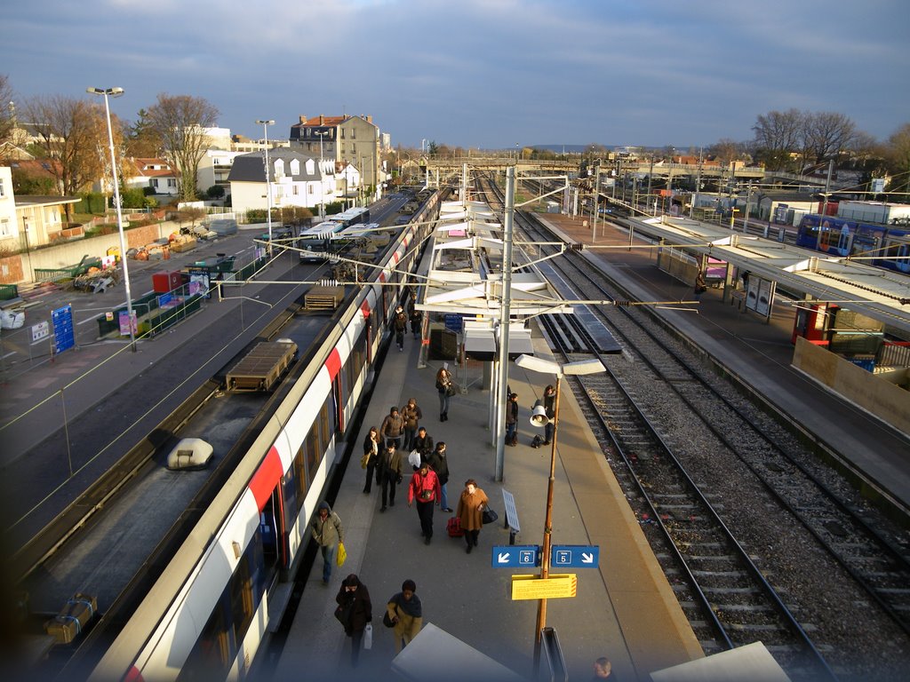 Gare dAulnay sous bois RER B - T4 - SNCF, Ла-Курнье