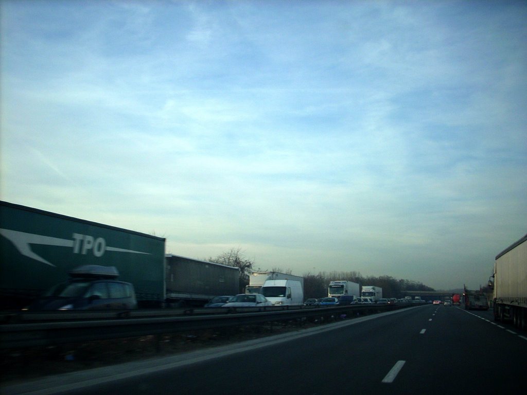 Highway A3 : traffic-jam before Christmas holiday, Ла-Курнье