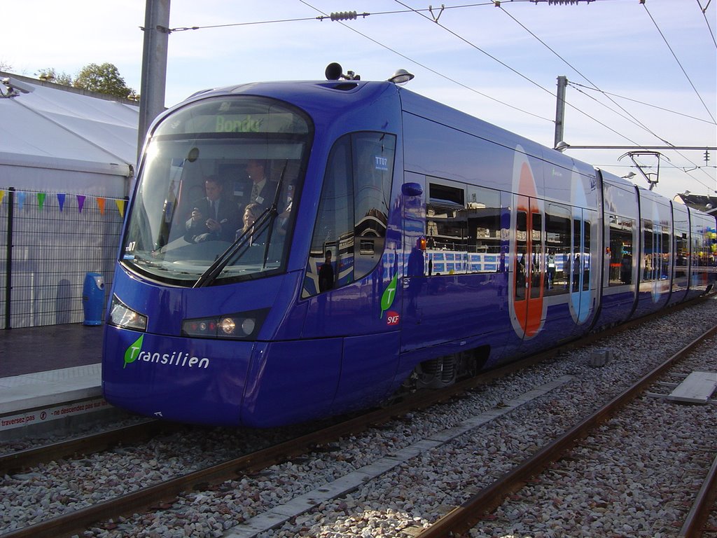 Rame Avanto de la SNCF-Transilien quitte le terminus dAulnay-s-B. (ligne tram-train T4), Ла-Курнье