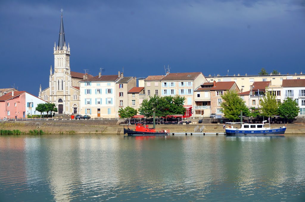 Blick von der Uferpromenade in Macon auf Fluss Saone-et-Loire hinüber zum anderen Ufer am Donnerstag, 22. Mai 2014 nachmittags, Макон