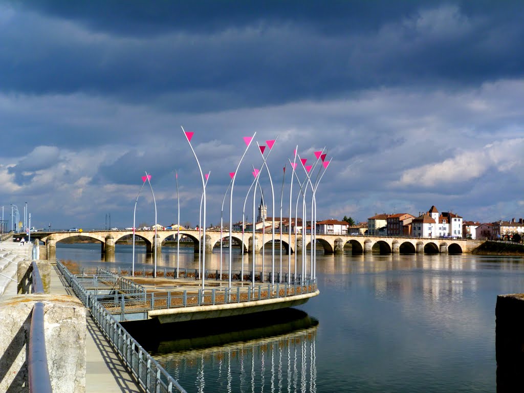 Esplanade sur Saône et pont de St Laurent, Mâcon, Макон