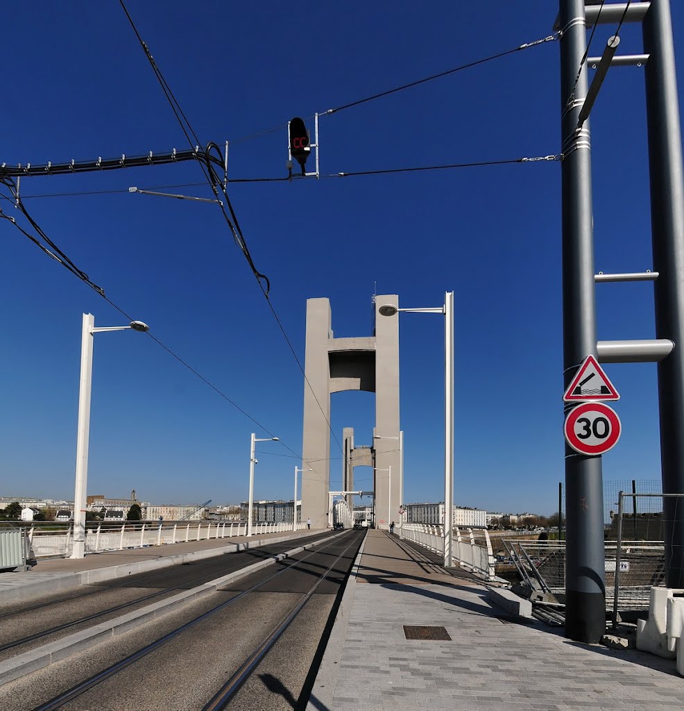 La Recouvrance lift bridge ready for the new tramway, Брест