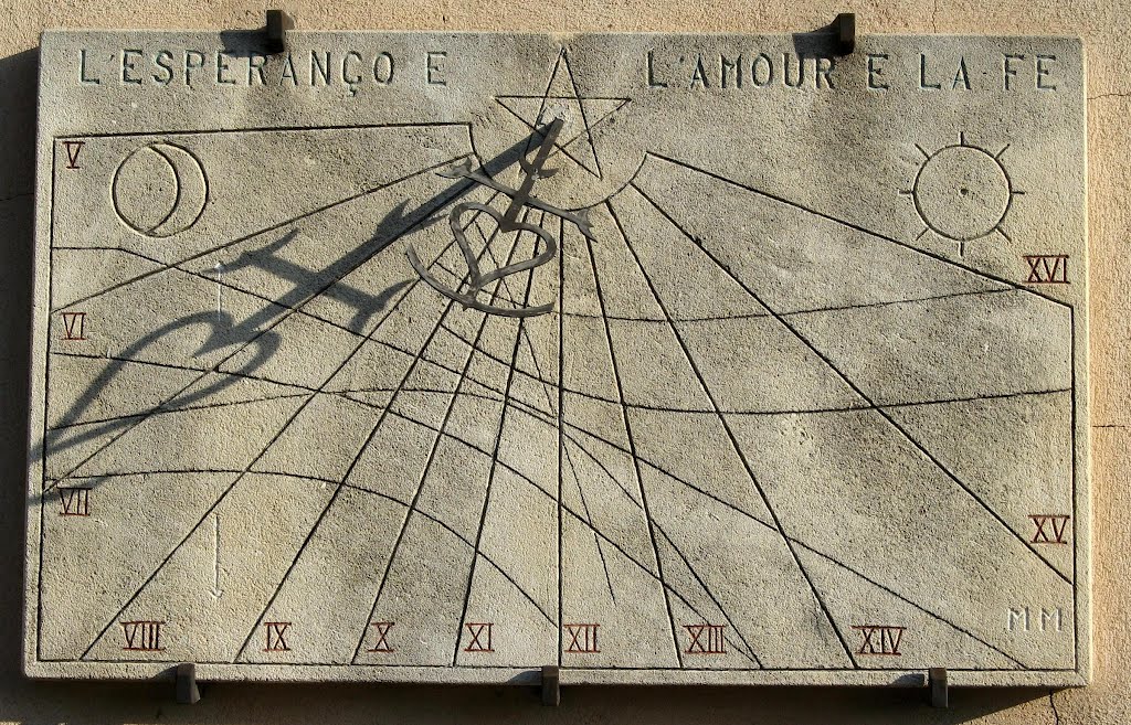Cadran solaire à style multi indicateur Croix de Camargue à Rousset, Мерибель