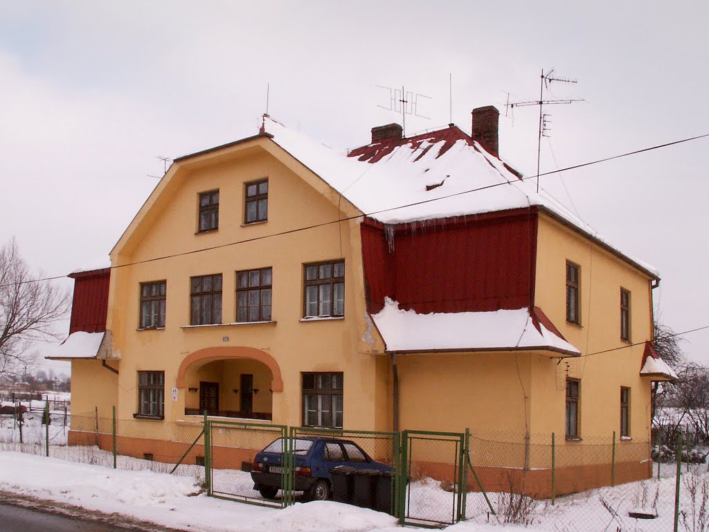žlutý dům z kolonie Vagónka v únoru 2005, Карвина