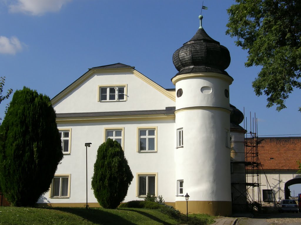 Opava - bývalé selské sídlo Filipkův dvůr z první poloviny 18. století (former rural residence Filipek Court from the first half of the 18th century), Опава