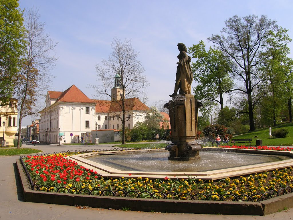 Opava - kašna se sochou Opavy, v pozadí budova bývalého minoritského kláštera (fountain with the sculpture of Opava, in the background is building of former Minorites monastery), Опава