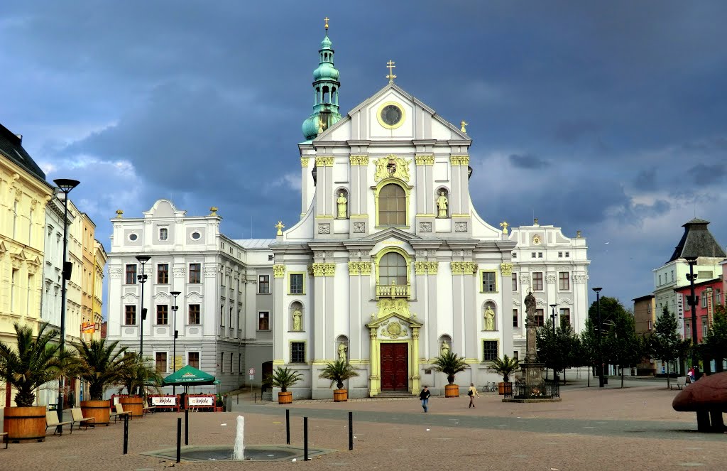 Opava - kostel Sv. Vojtěcha (the Church od the St. Adalbert) - kontrasty barev (contrasts of colors), Czech Republic, Опава
