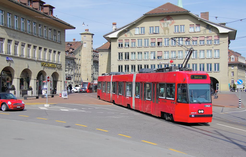 Eine Strassenbahn verlässt die Haltestelle "Zytglogge" in Bern/A Tramway Leaving The Stop "Zytglogge" In The Center Of Bern, Кониц