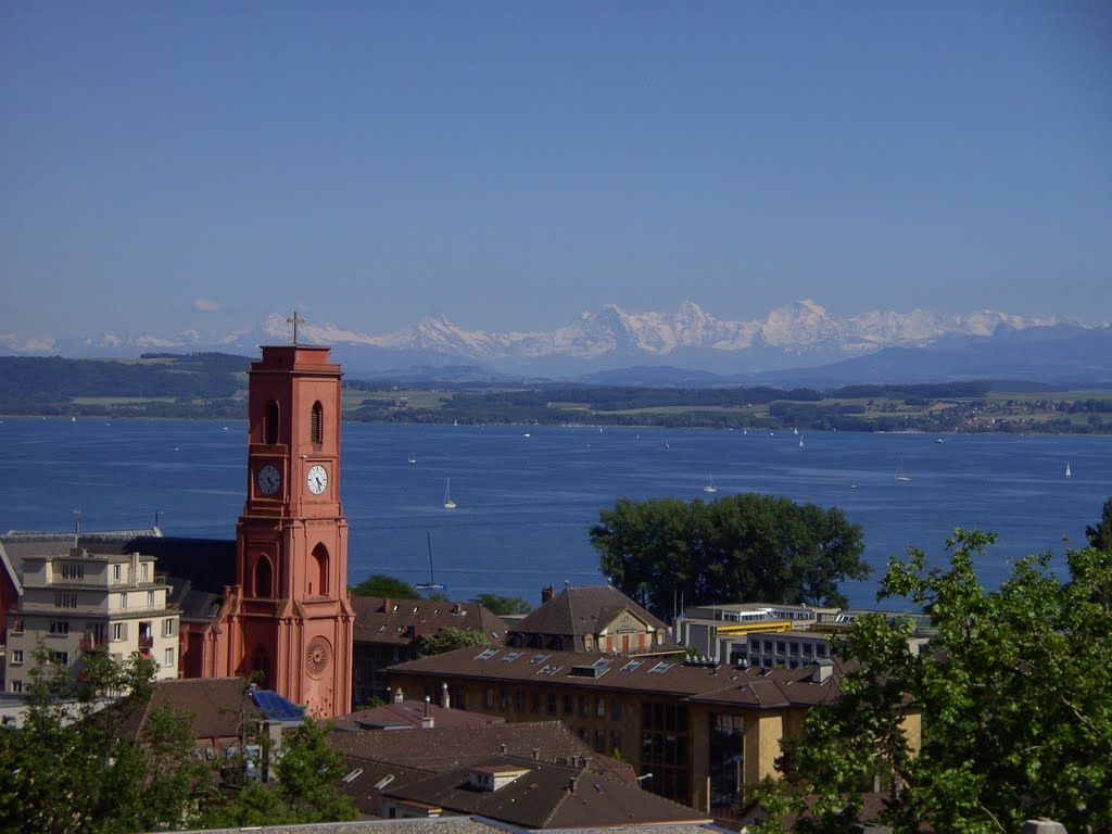 Église rouge de Neuchâtel avec lEiger, le Mönch et Jungfrau, Ла-Шо-Де-Фонд