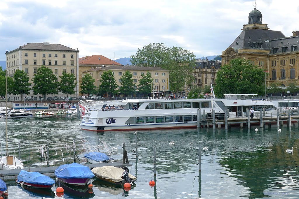 Recreation Time in Neuchatel {Harbor with Boat LNM}, Ла-Шо-Де-Фонд