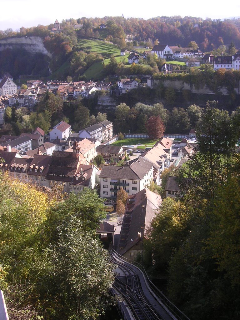view of the old town of Fribourg with the Funiculaire in the foreground, Фрейбург