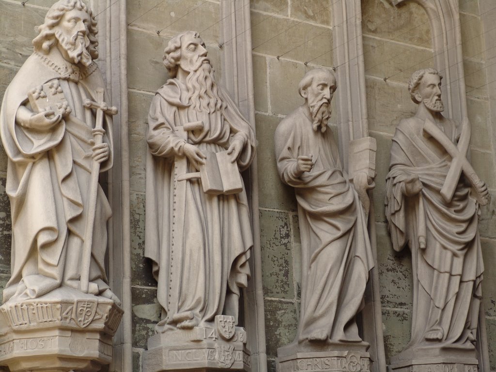 Figuren im Eingangsportal von St. Nikolaus 2, Фрейбург