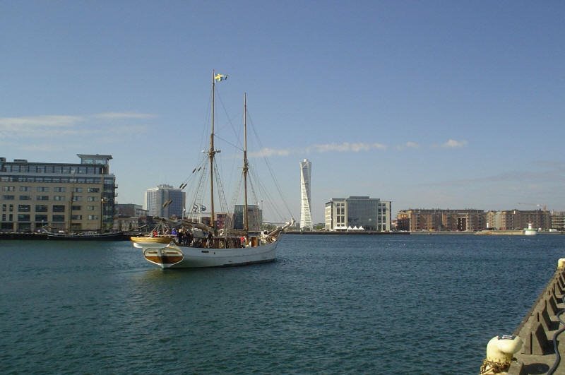 Old sailship w. Turning Torso in background, Мальмё