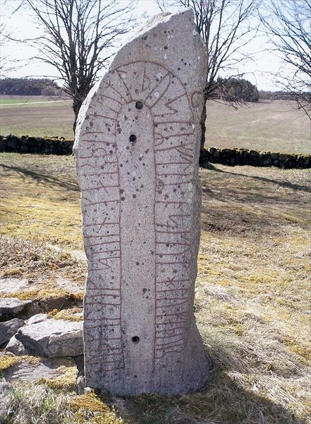 Runsten (rune stone), Håle kyrkogård (2007), Борас