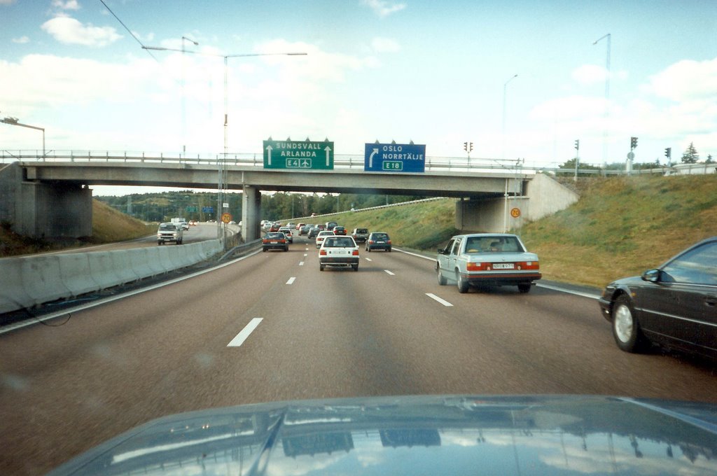 The motorway E4 to the north in the suburb Frösunda north of Stockholm. August 1995., Сольна