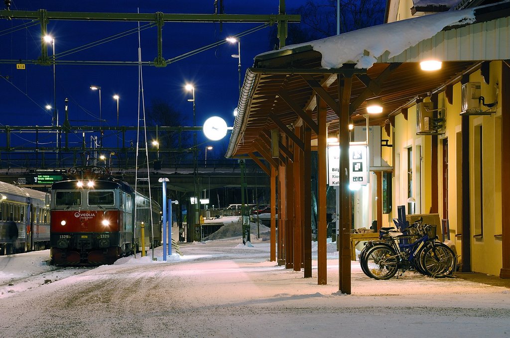 Railway station Lulea at the night, Лулеа