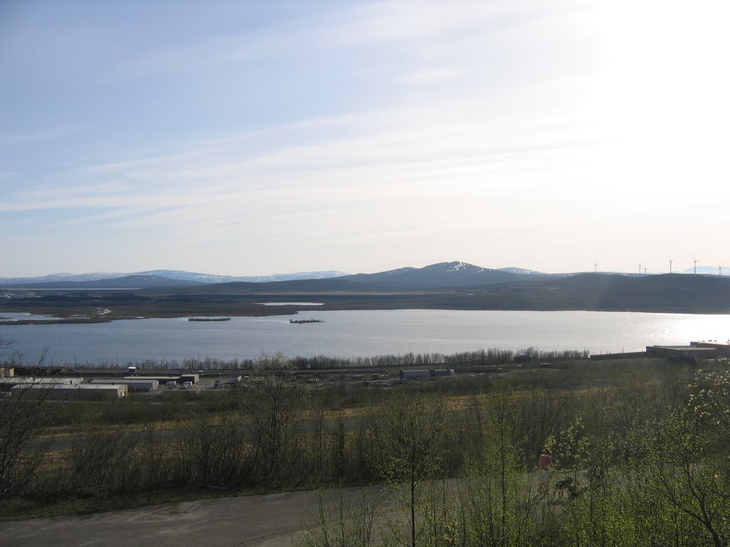 Luossajärvi met Eatnamvárri/Ädnamvaara. Vergelijk foto van dezelfde dag, Кируна