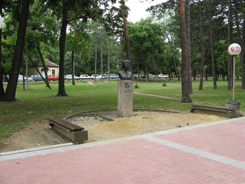 Kragujevac, Veliki Park, spomenik Nada Naumović 1922-1941, Крагуевач