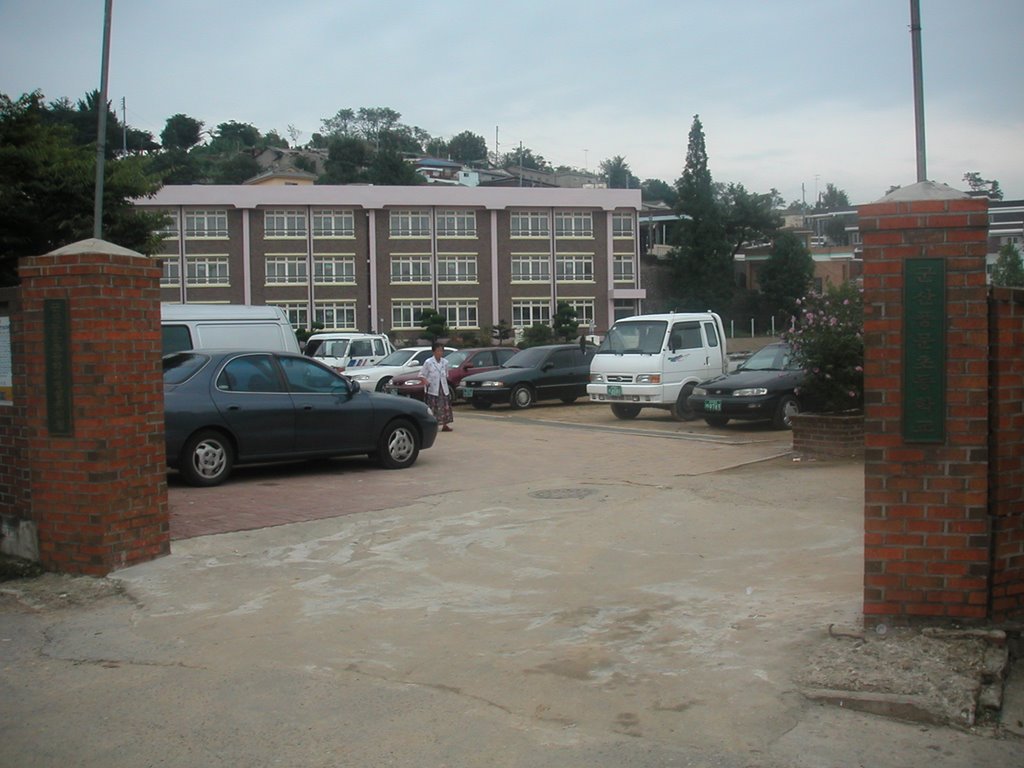 Entrance of Poongmoon Elementary school in Kunsan city, Кунсан