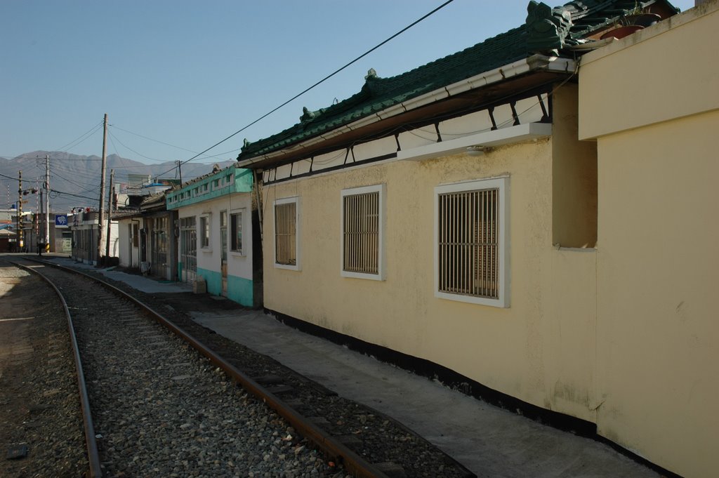 Railroad and houses, Чинхэ