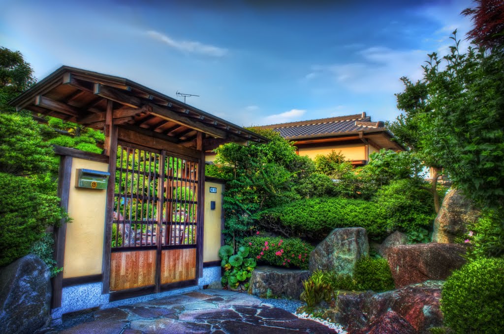 Traditional Home Gate and Amazing Japanese Garden [http://bit.ly/apRHCJ], Оказаки