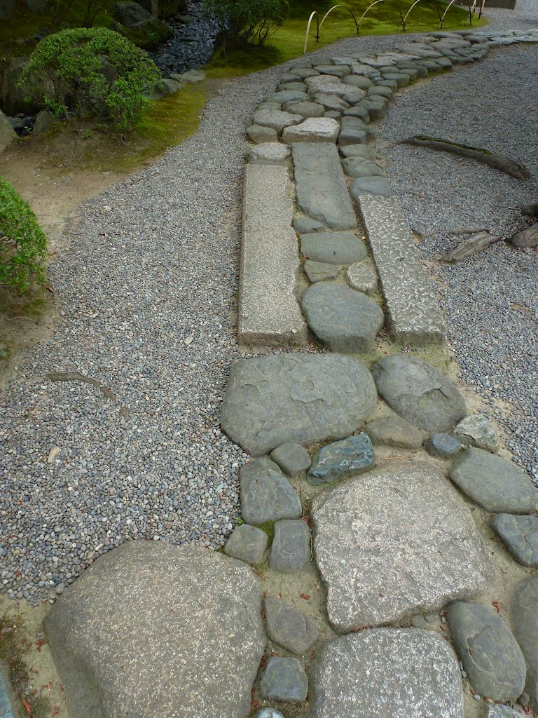 A stone pavement, Momijidani Garden, Wakayama-jo Castle, Вакэйама