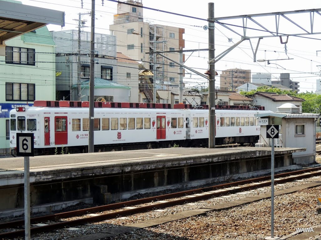 Ichigo Train at Wakayama Station / いちご電車, Вакэйама