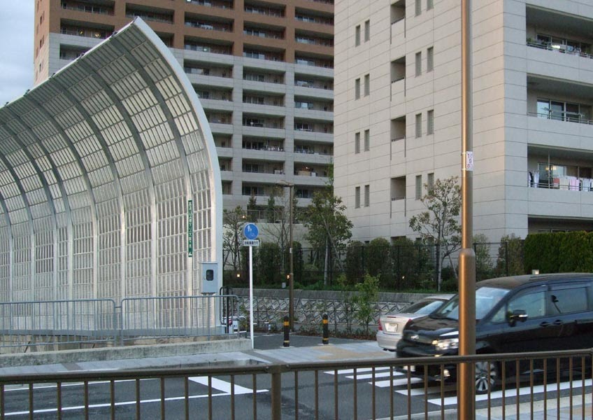 防音フェンスのみぎ側奥に高速バス関空行き乗り場入り口がある, Хитачи