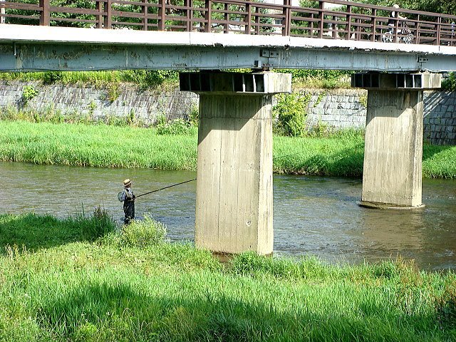 盛岡市中心部の毘沙門橋下で釣りができる風情, Мориока