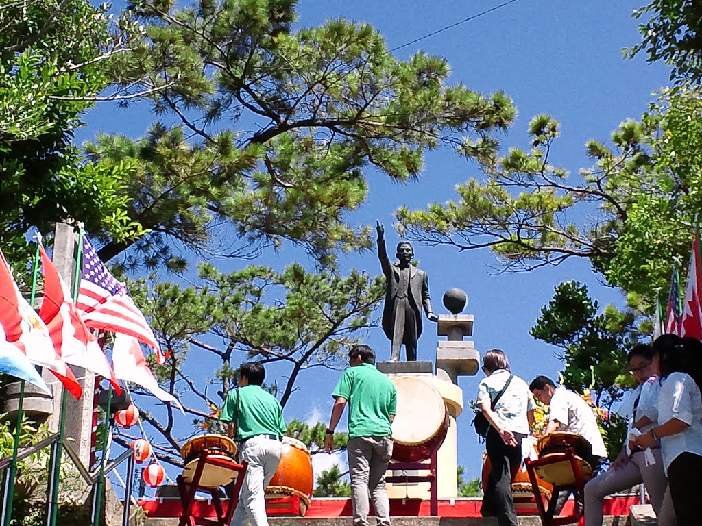 移民の父　當山久三翁像, Кага