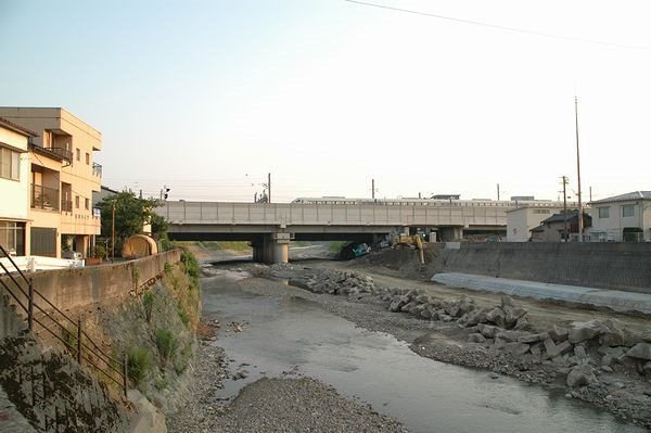 金沢市浅野川に架かる完成近い新幹線の橋, Каназава