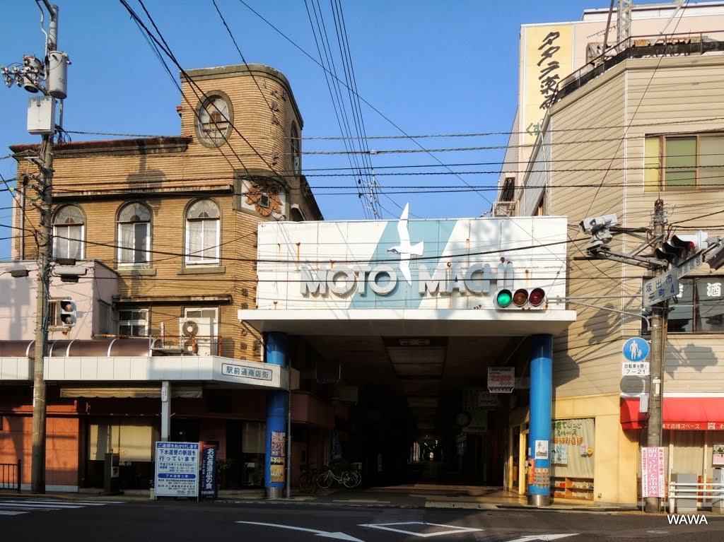 元町名店街の入口に建つ角本・金栄堂（香川県坂出市）, Сакаиде