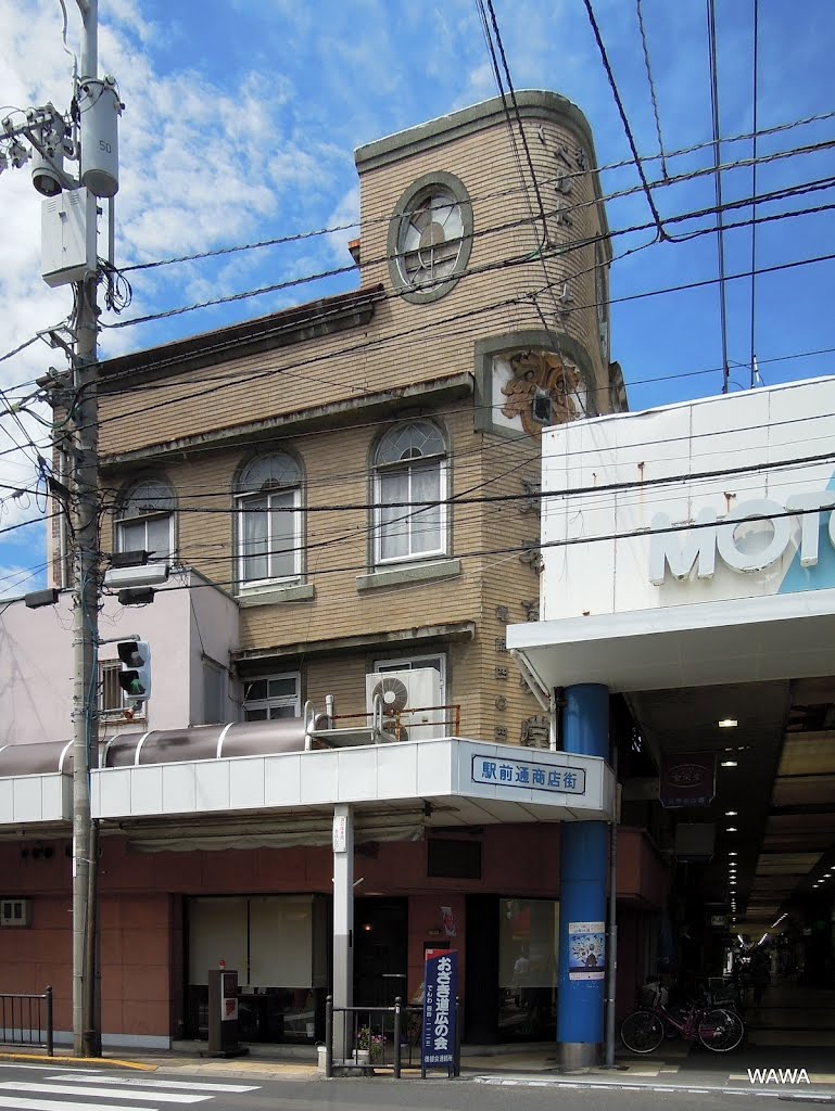 Motomachi shopping street, Sakaide / 坂出市元町商店街のアーケードで隠れているが、角本金栄堂ビルは1934（昭和９年）の近代建築（香川県坂出市元町１丁目）, Сакаиде