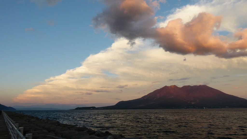 Kinko-wan Bay and Sakurajima Volcano complete with typhoon tail, Kagoshima, Каноя