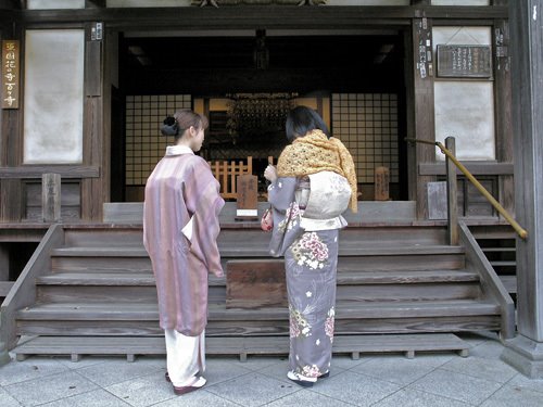 2 shrine visitors. Houkokuji Shrine, Kamakura., Камакура
