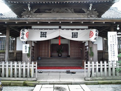 Small Temple inside the Honkakuji grounds, Kamakura., Камакура
