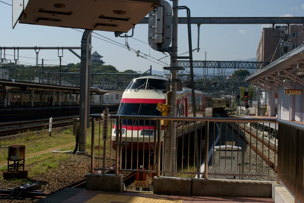 Odakyu Romance Train pulling out of Odawara Station with Odawara Castle in background. 背景の小田原城によって小田原駅を出発する小田急ロマンスカー。, Одавара