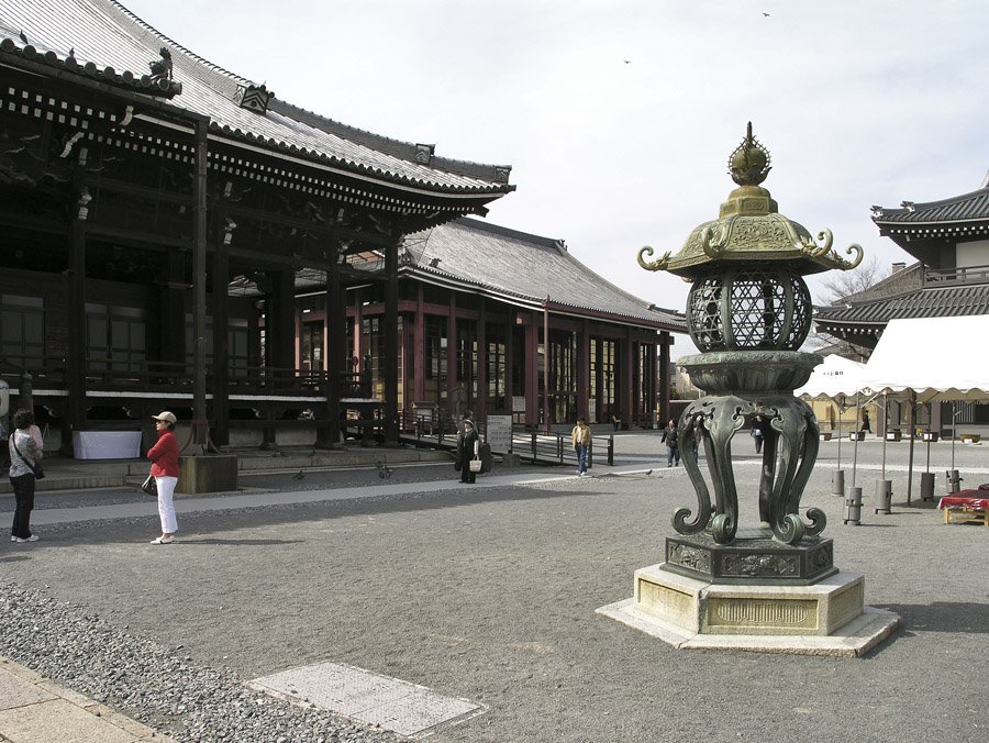 Main courtyard, Nishi-Honganji Temple, Kyoto., Киото